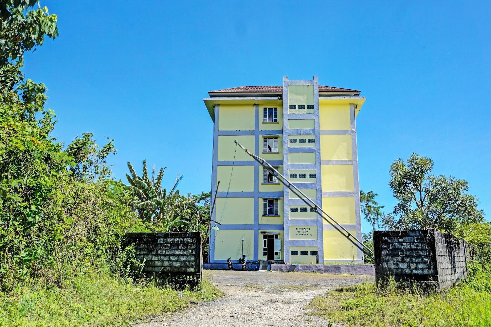 Spot On 92374 Penginapan Rusunawa Malang Exterior photo
